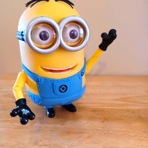 Despicable Me Minion Interactive Talking Action Figure DAVE - Picture 2 of 7